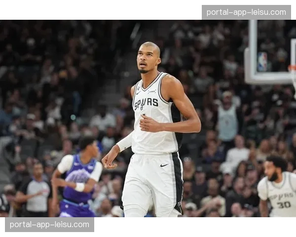 特写：守护者队主帅弗朗纳的战术笔记本，揭秘其临场换防的决策过程